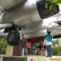 Jalan-Jalan Ke Taman Prestasi Surabaya Dan Melihat Pesawat Tempur